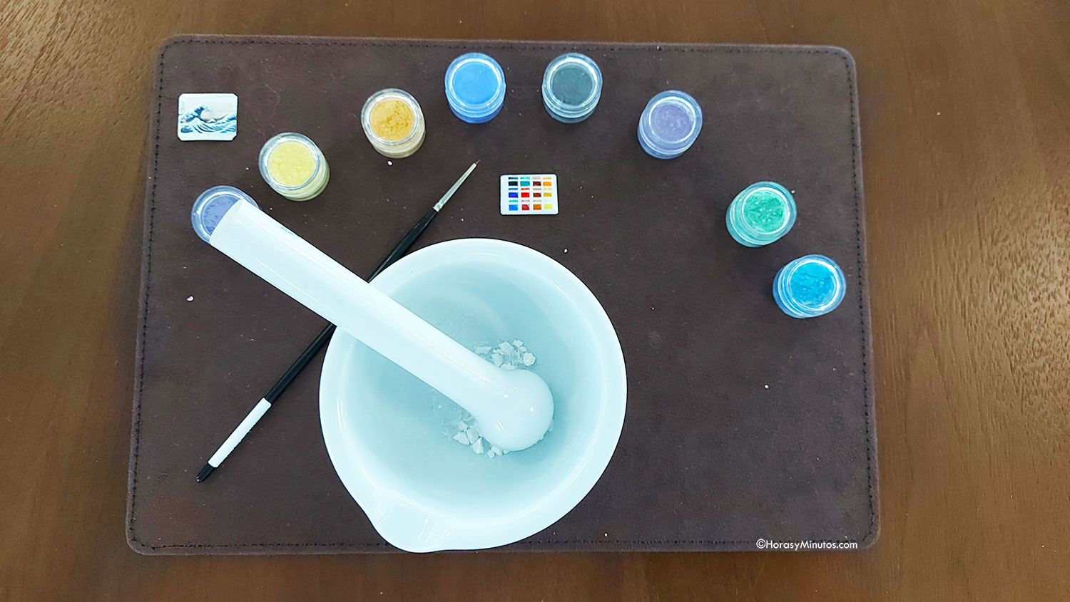 Diversos pigmentos para hacer los esmaltes de las esferas
