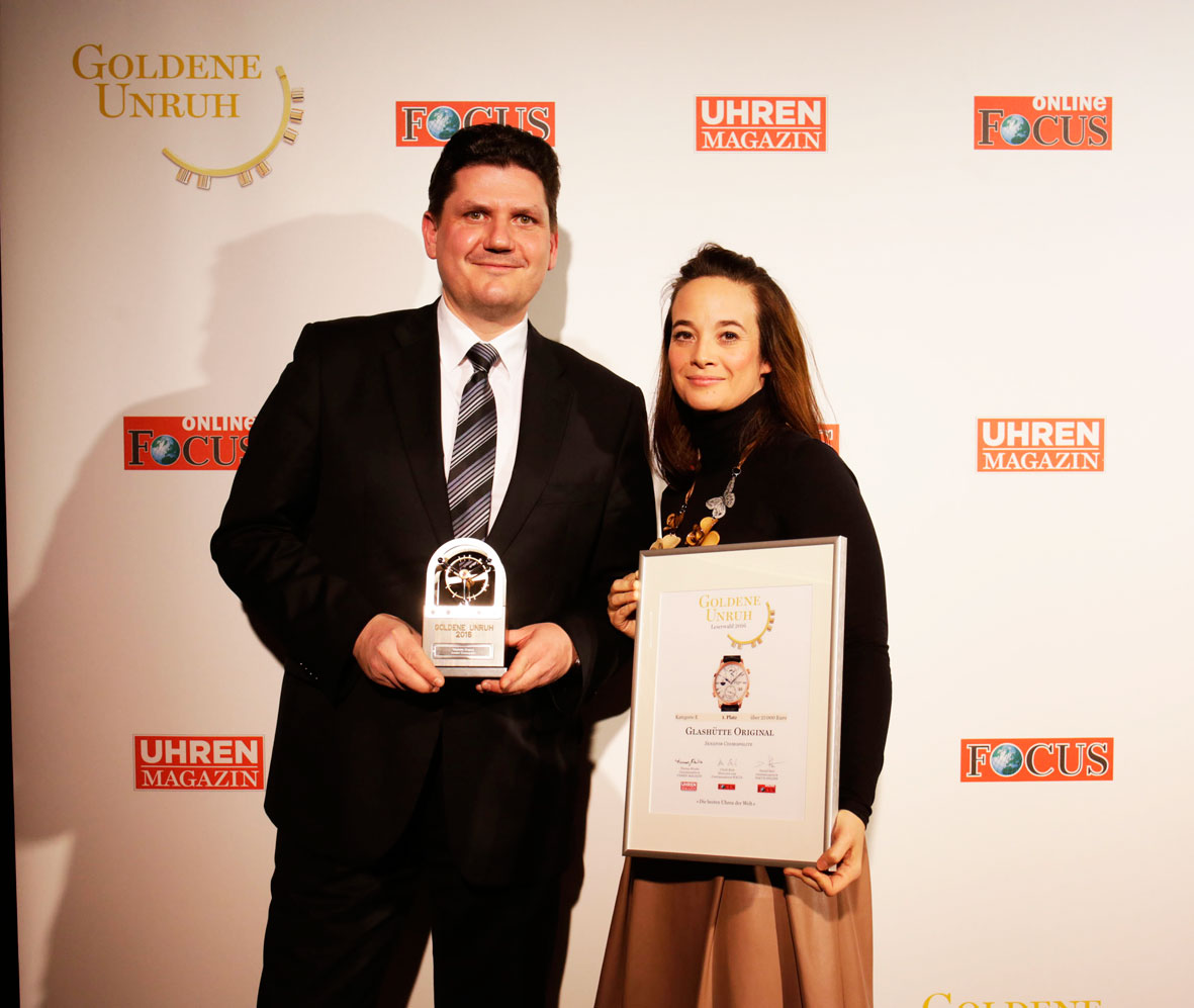 Michael Hammer -PR Manager- y Christina Hentschel -VP Marketing-, con el premio Goldene Uruh