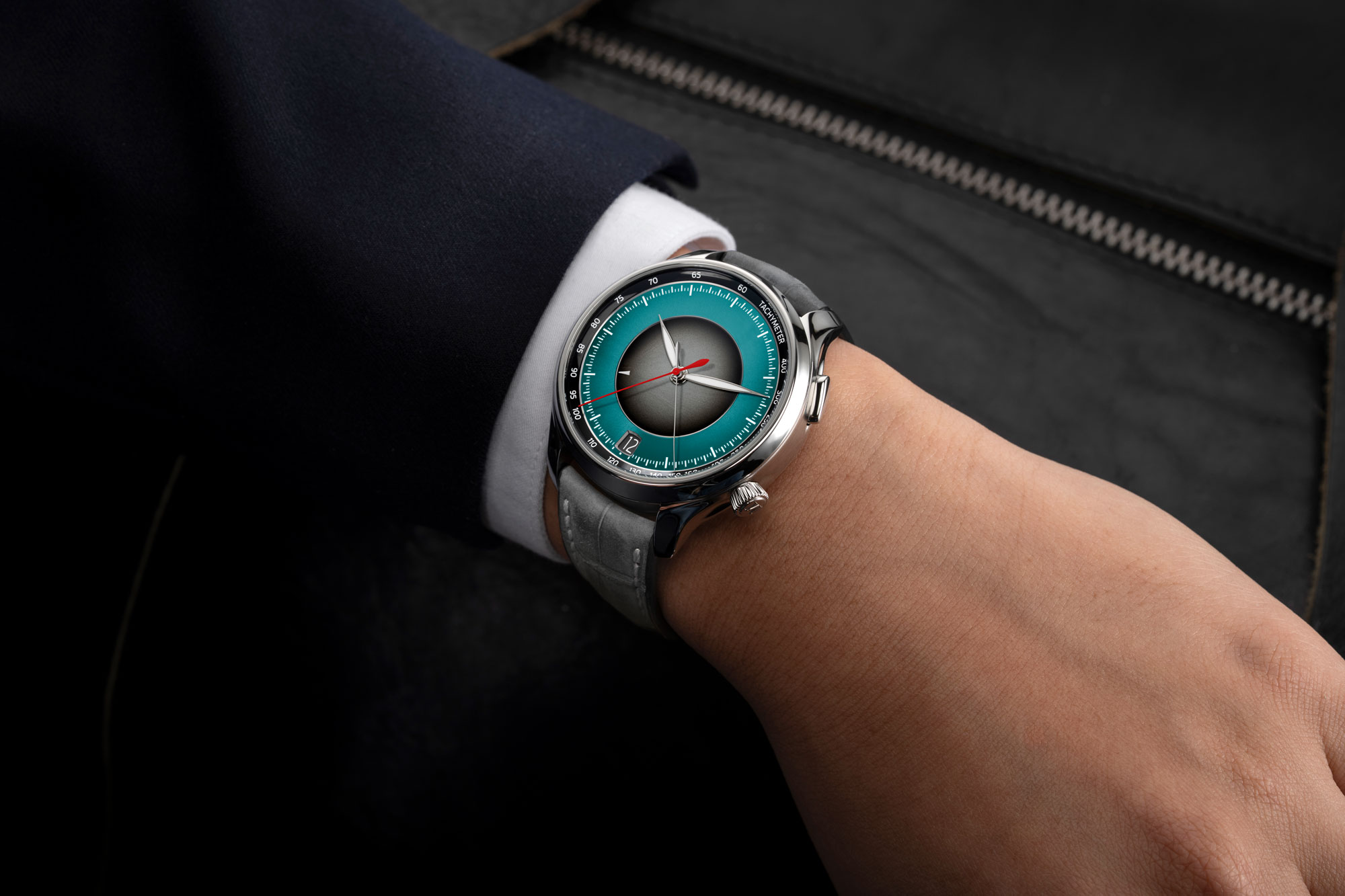 El Moser Endeavour Flyback Chronograph Dual Time Date, puesto