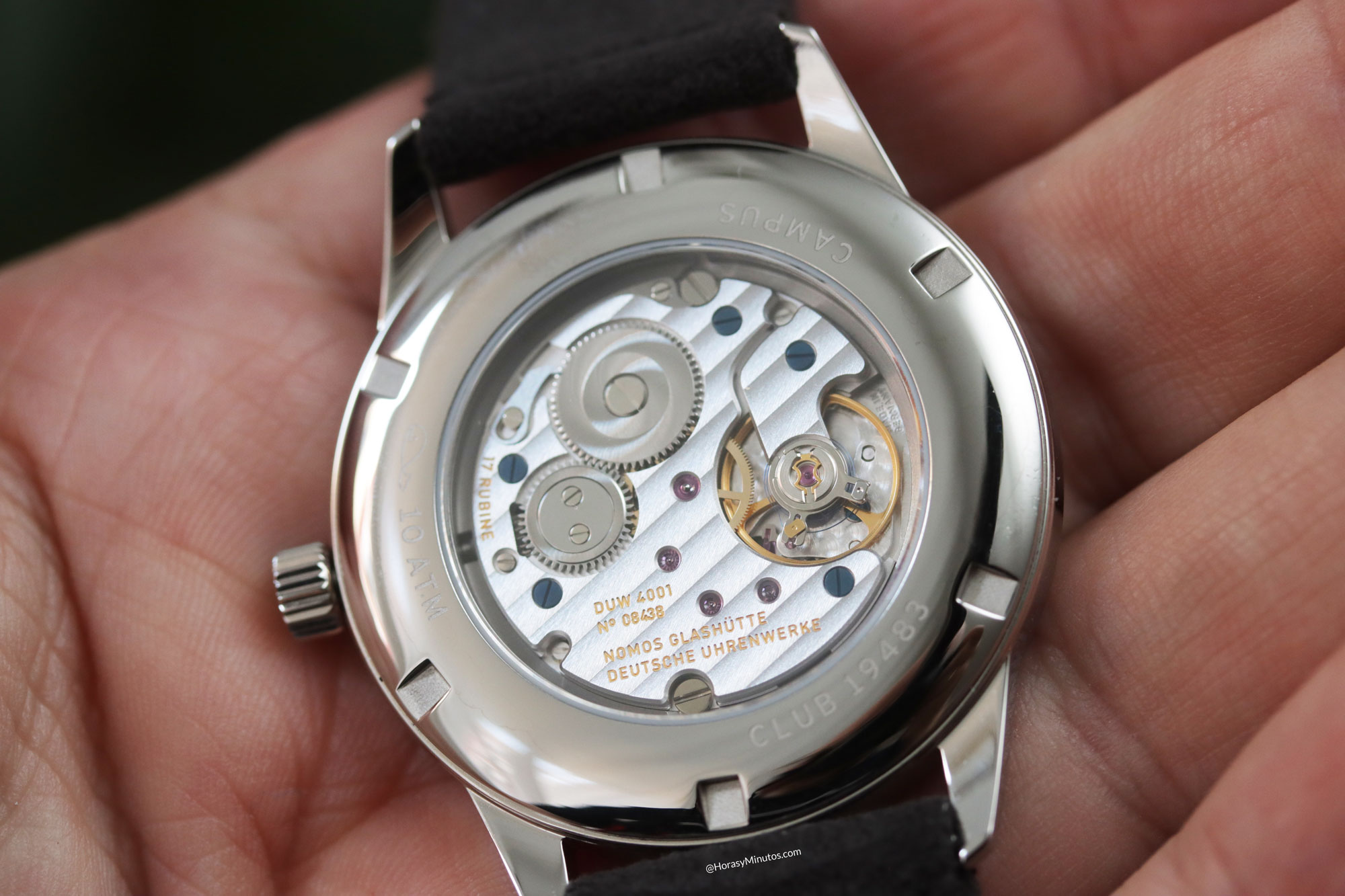 Calibre DUW 4001 de los Nomos Club Campus Full Rose y All Olive