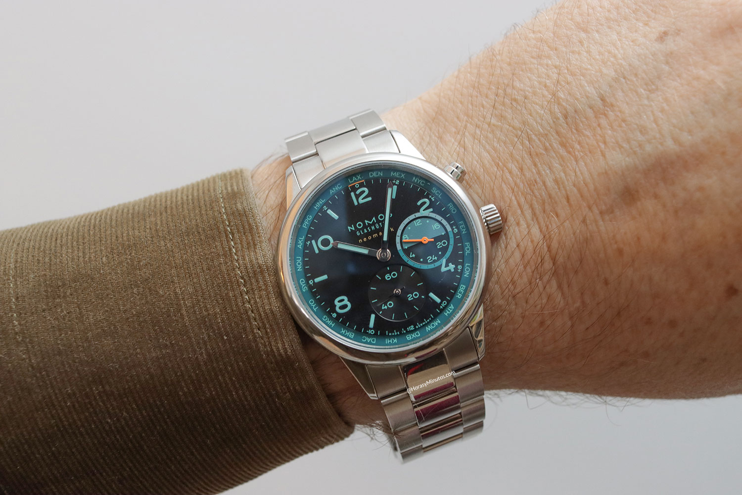 El Nomos Club Sport neomatik Mundial Trace en la muñeca