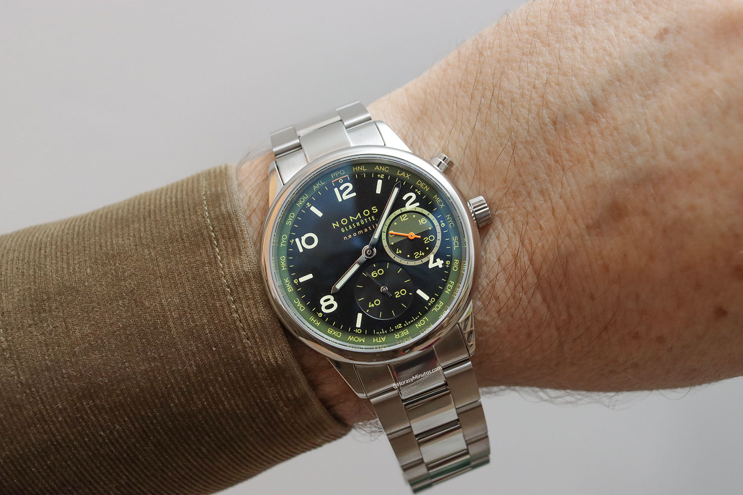 El Nomos Club Sport neomatik Mundial Vector, puesto