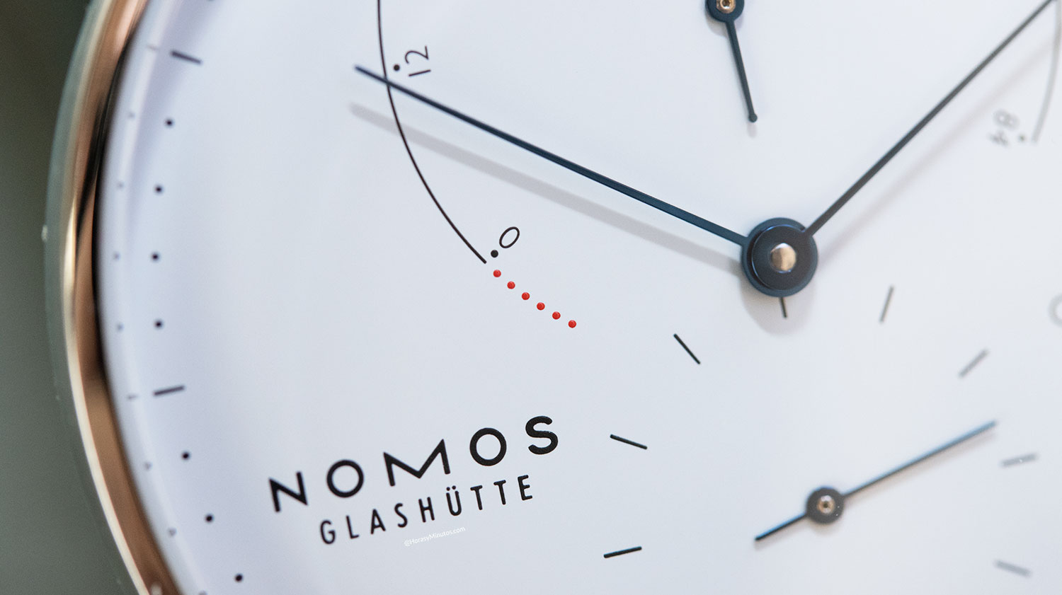 Detalle de la reserva de marcha del Nomos Lambda 175 Years Watchmaking
