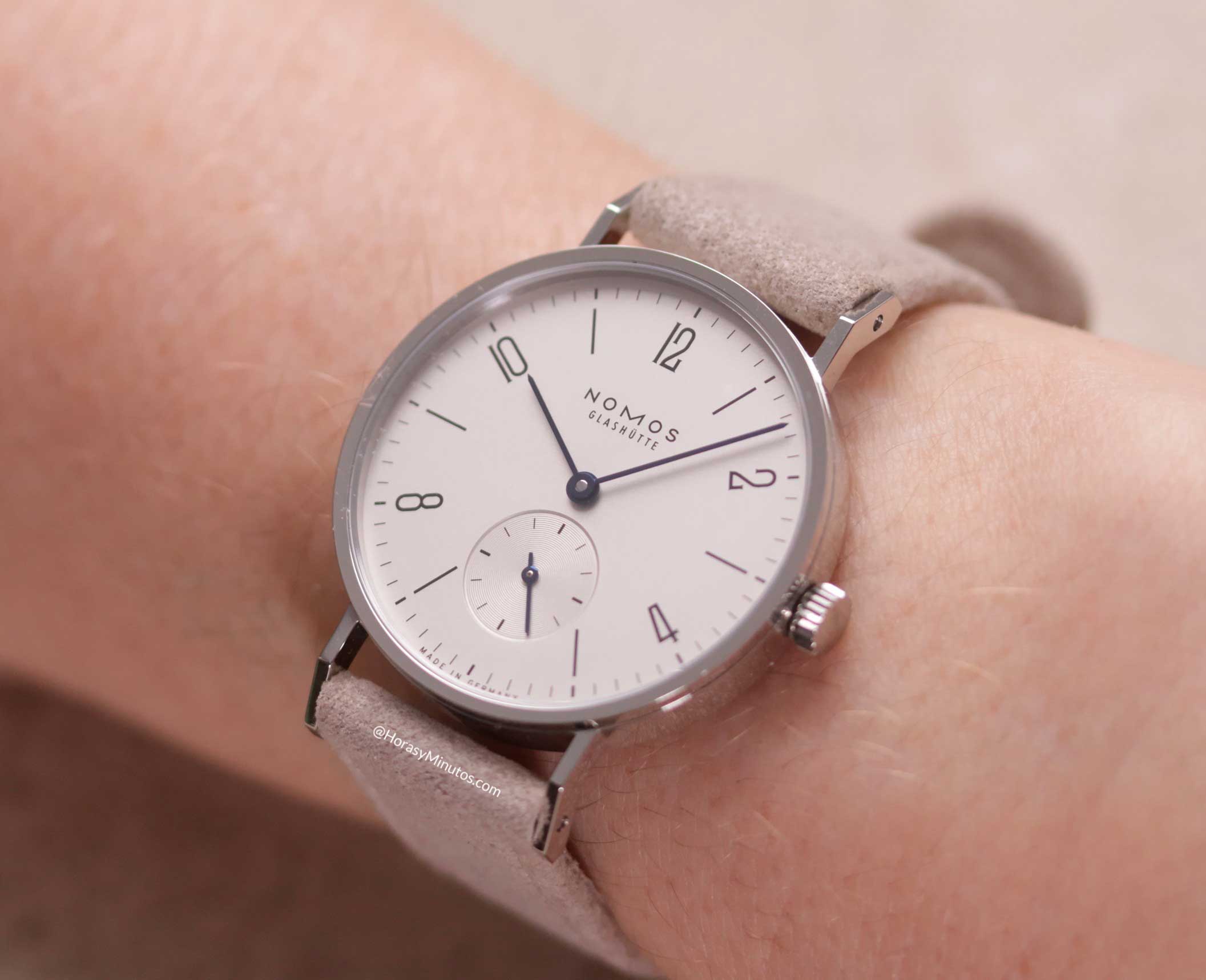 En la muñeca: Nomos Tangente 33