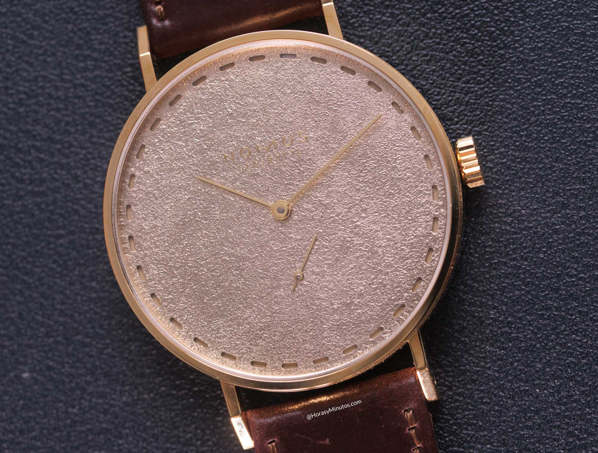 Esfera del NOMOS Twice Unique Tangente neomatik 38 Update Auric de oro