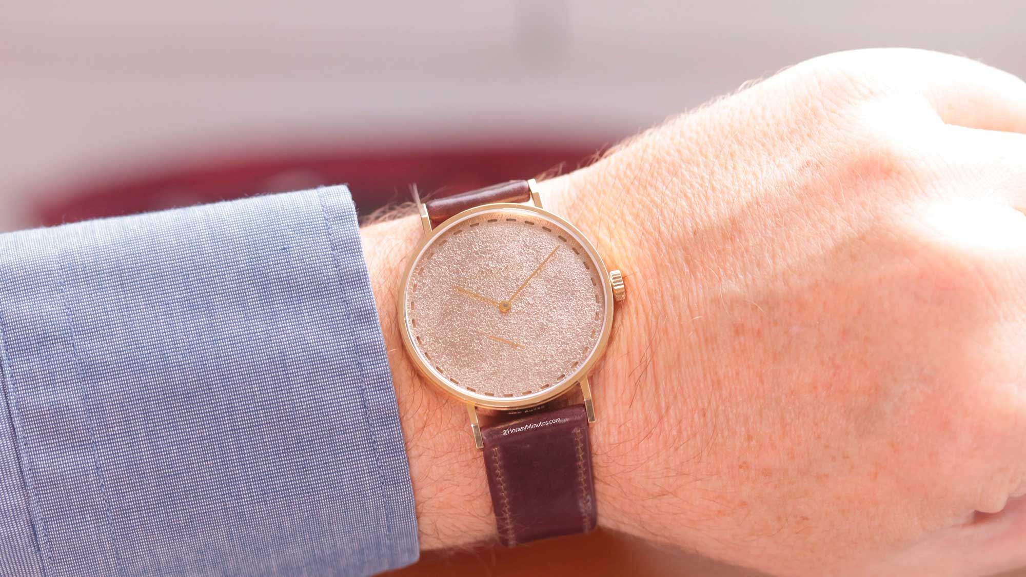 En la muñeca: NOMOS Twice Unique Tangente neomatik 38 Update Auric de oro