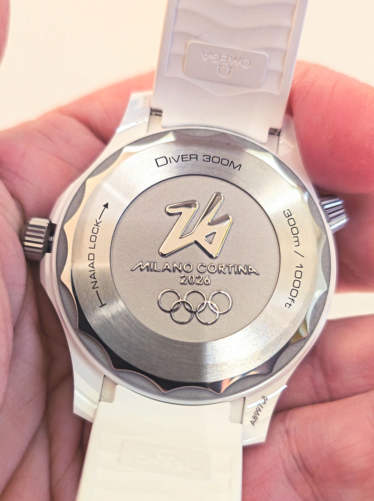 Trasera del OMEGA Seamaster Diver 300M Milano Cortina 2026