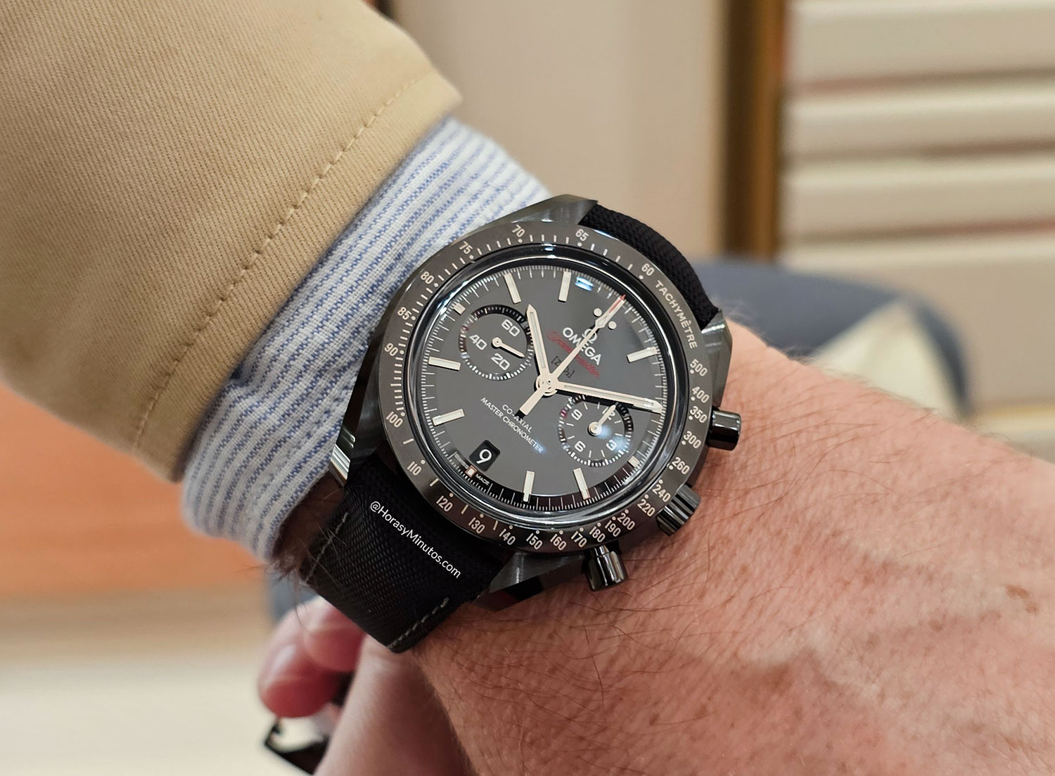 El Omega Speedmaster Dark Side of the Moon Blanco, en la muñeca