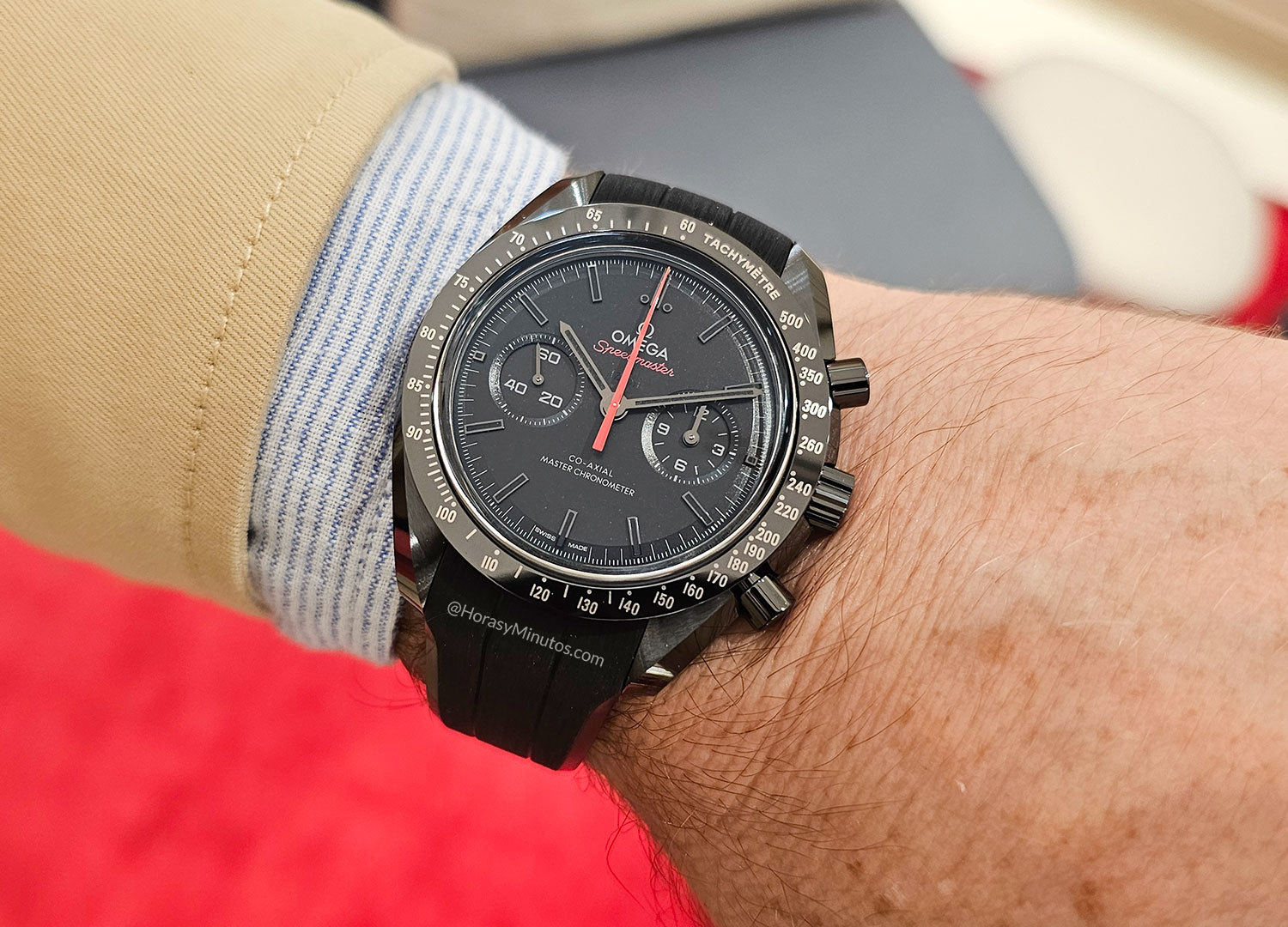 En la muñeca: Omega Speedmaster Dark Side of the Moon Rojo