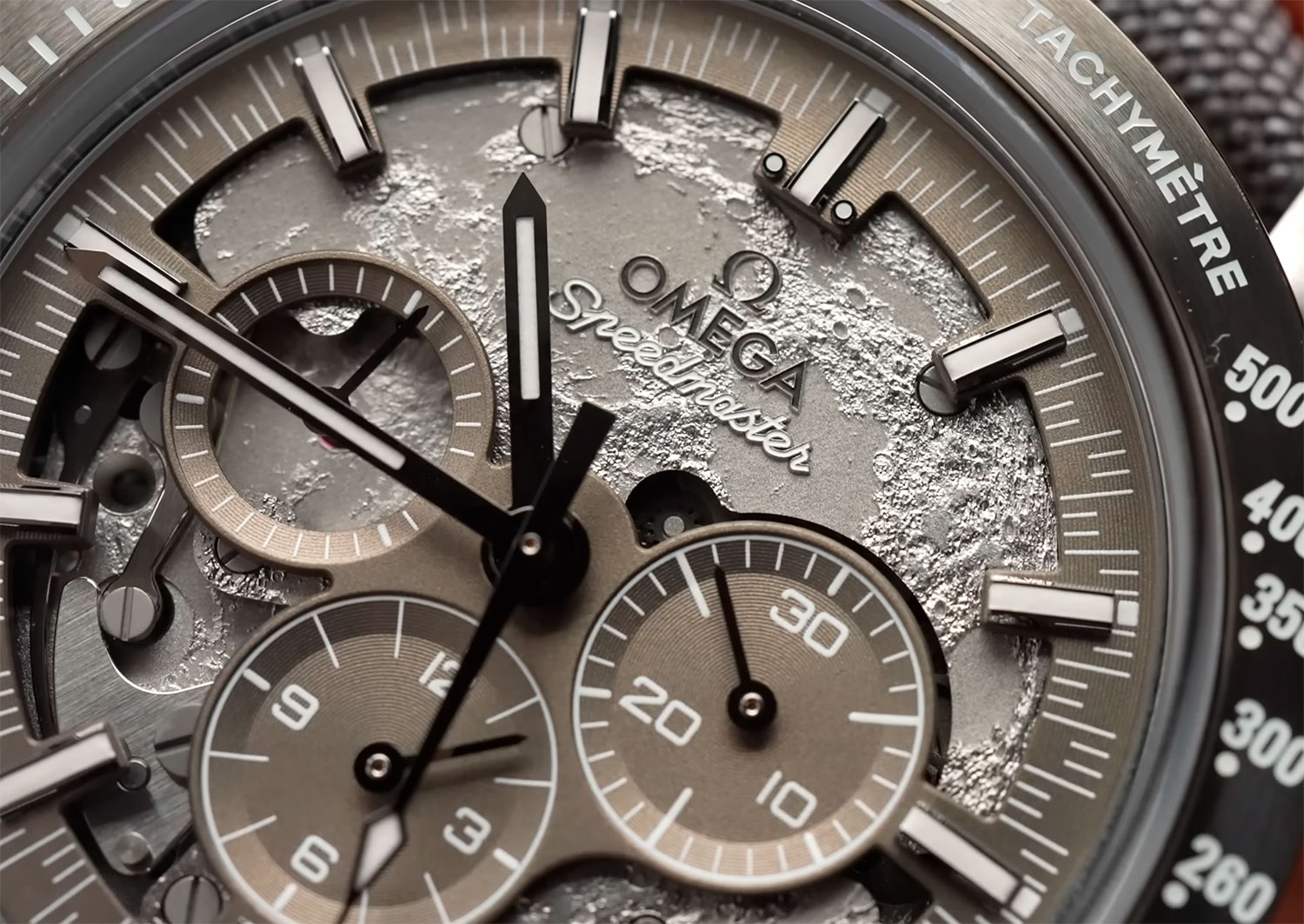 Detalle de la esfera del Omega Speedmaster Grey Side of the Moon