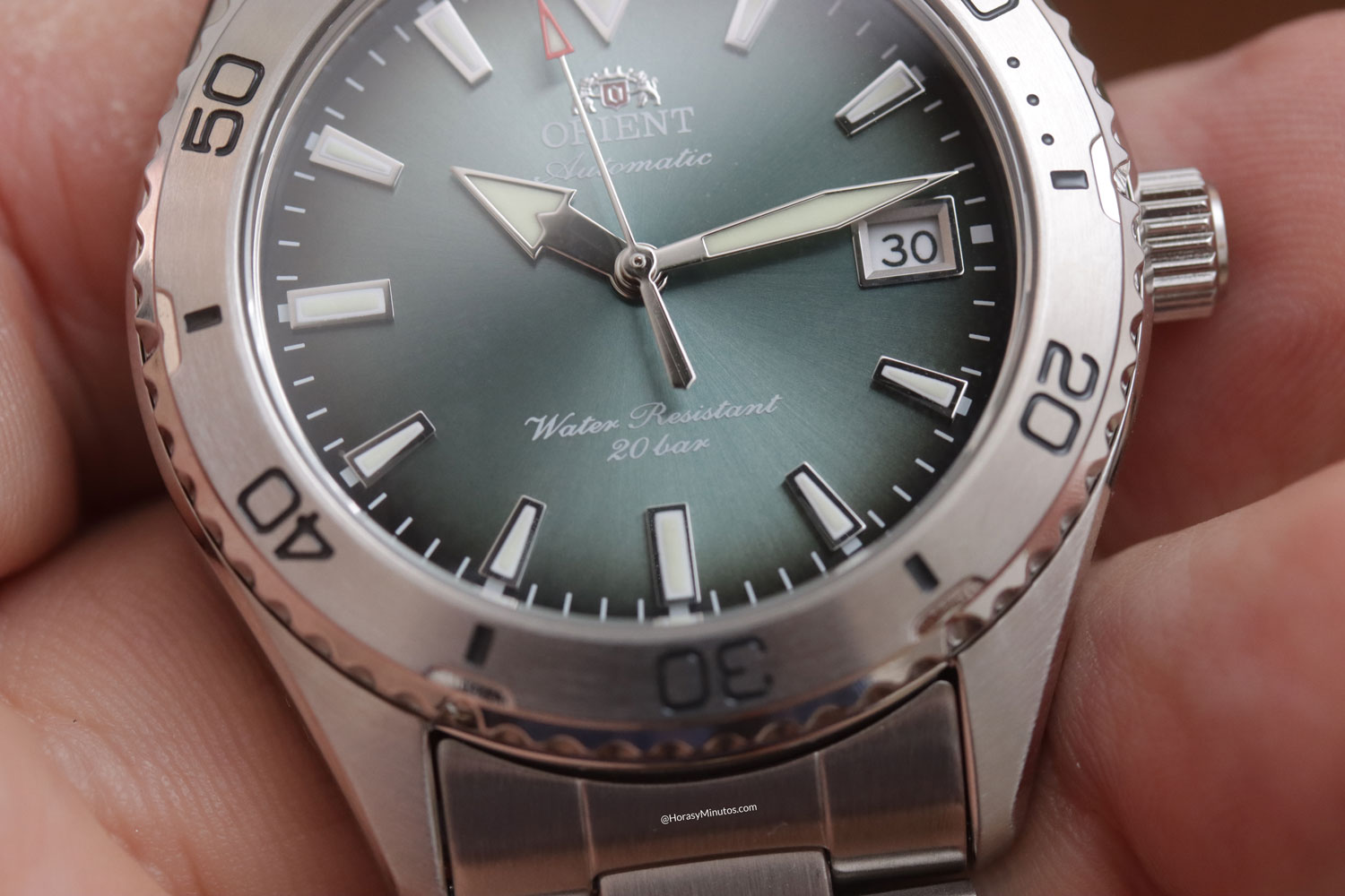 Detalle de la esfera del Orient Mako 40 RA-AC0Q13E