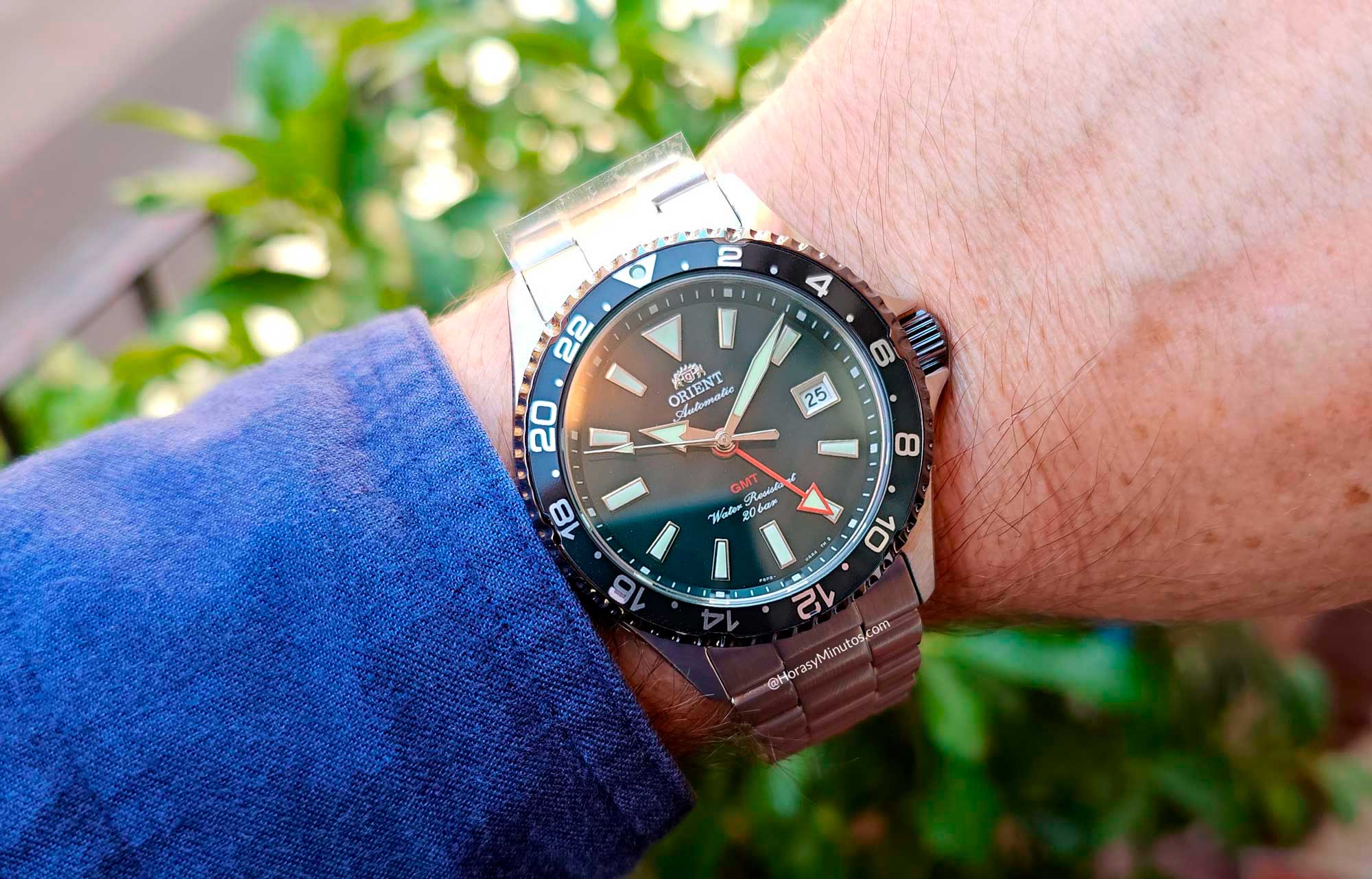 El Orient Mako GMT RA-BC0002E, en la muñeca