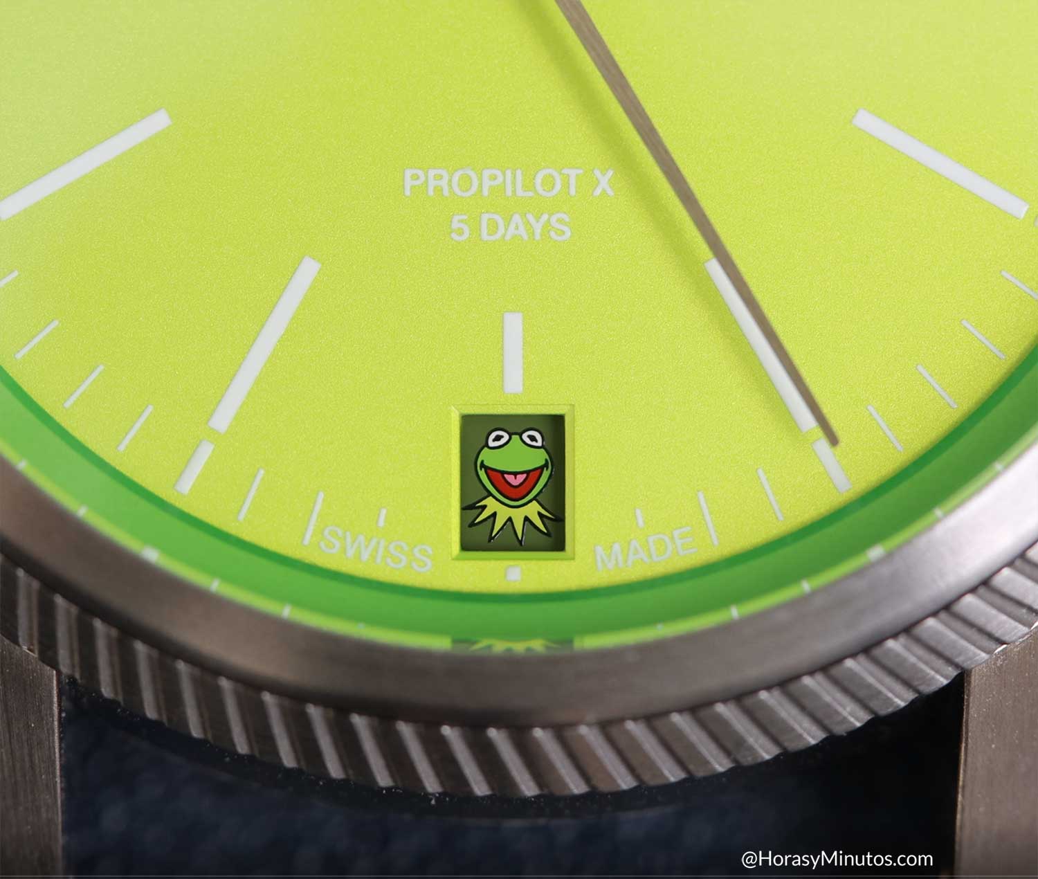 Ventana de fecha del Oris ProPilot X Kermit Edition