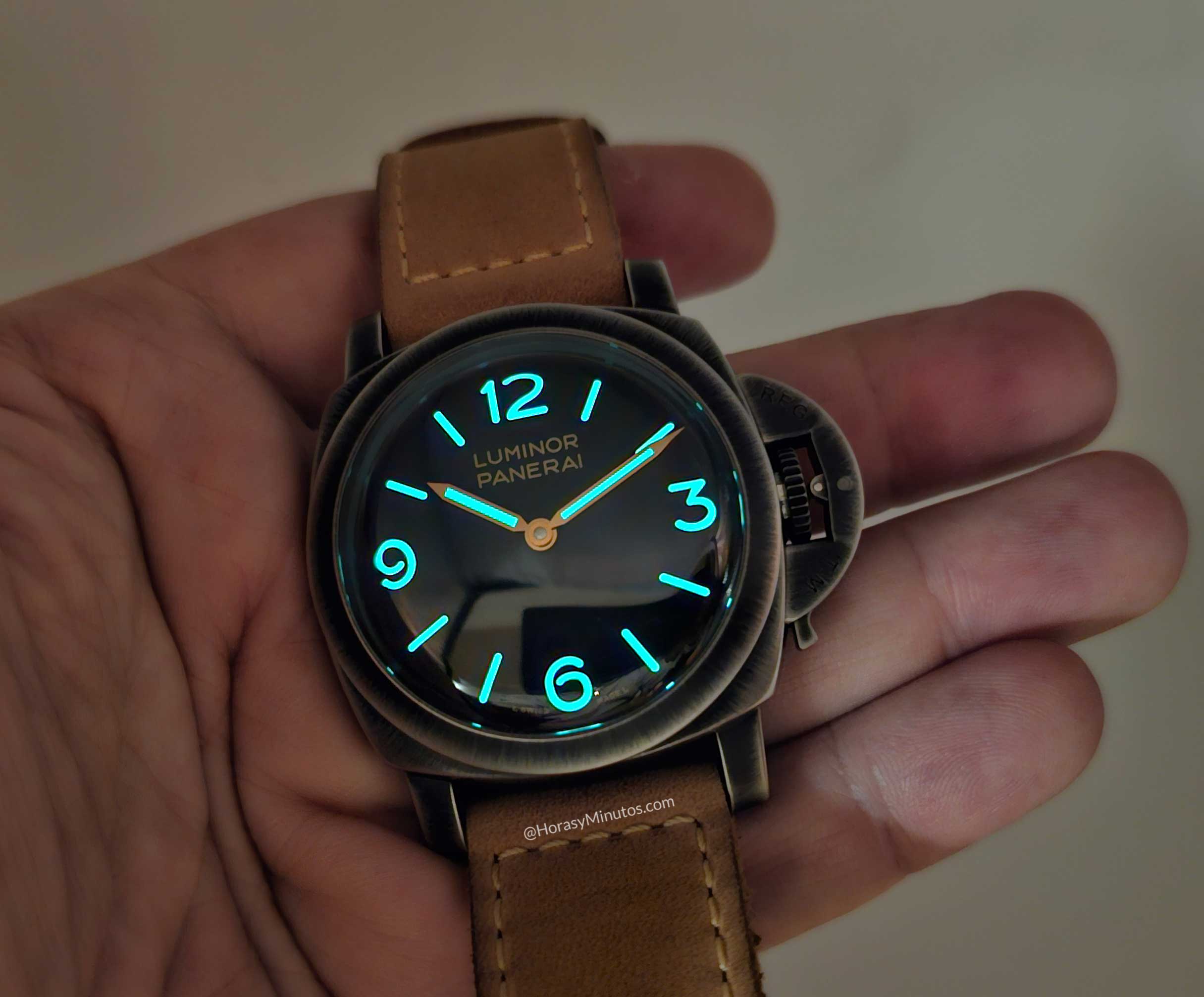 Tratamiento con Super-LumiNova del Panerai Luminor Venticinque PAM02025