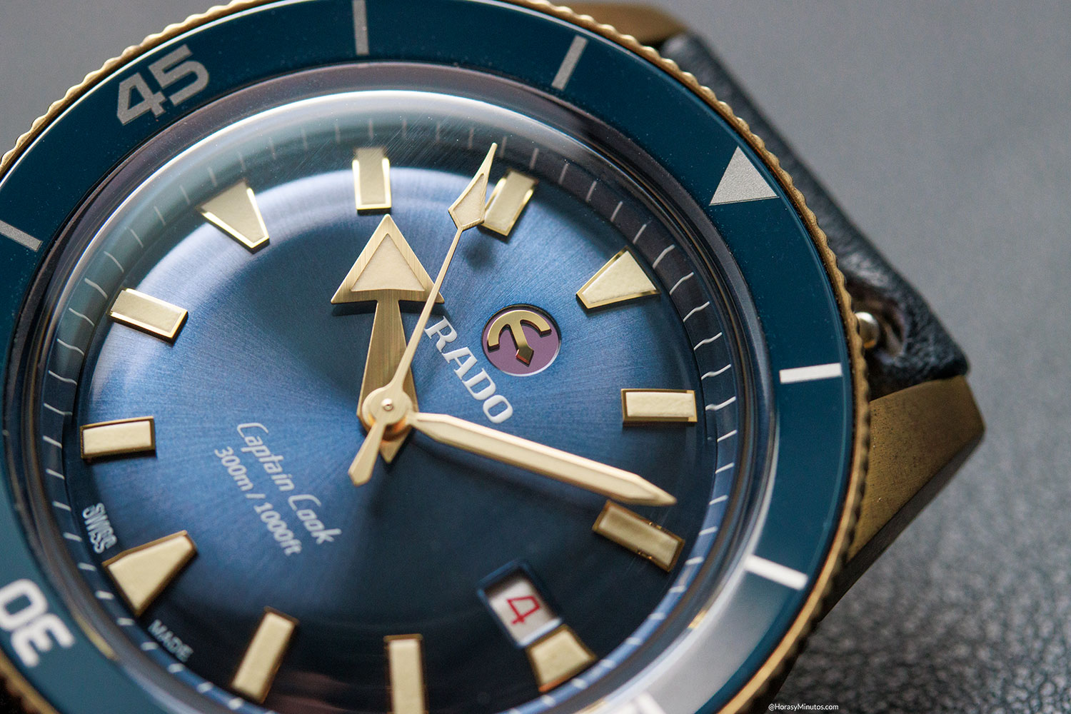 Detalle de la esfera del Rado Captain Cook Automatic Bronze Azul