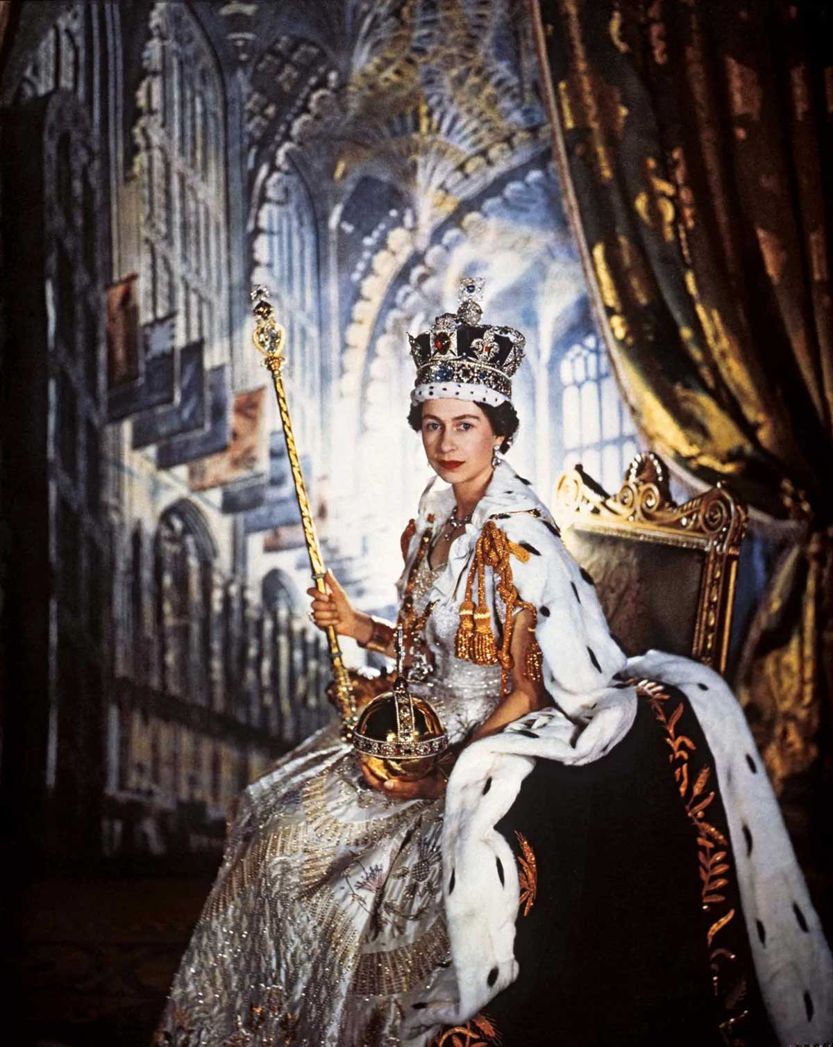 Isabel II retratada por Cecil Beaton en su coronación