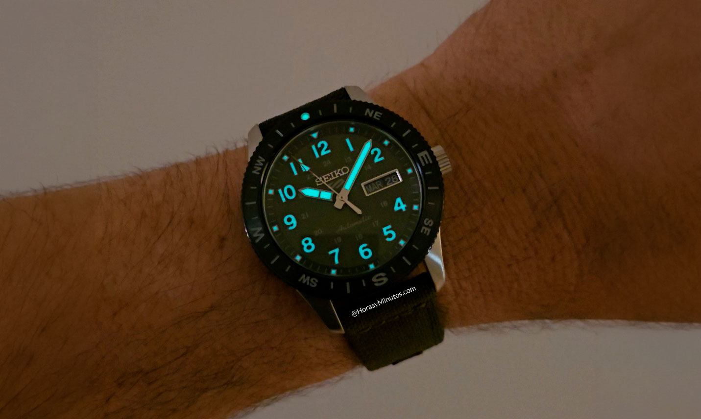 Tratamiento con LumiBrite del Seiko 5 Sports Field Series Brújula