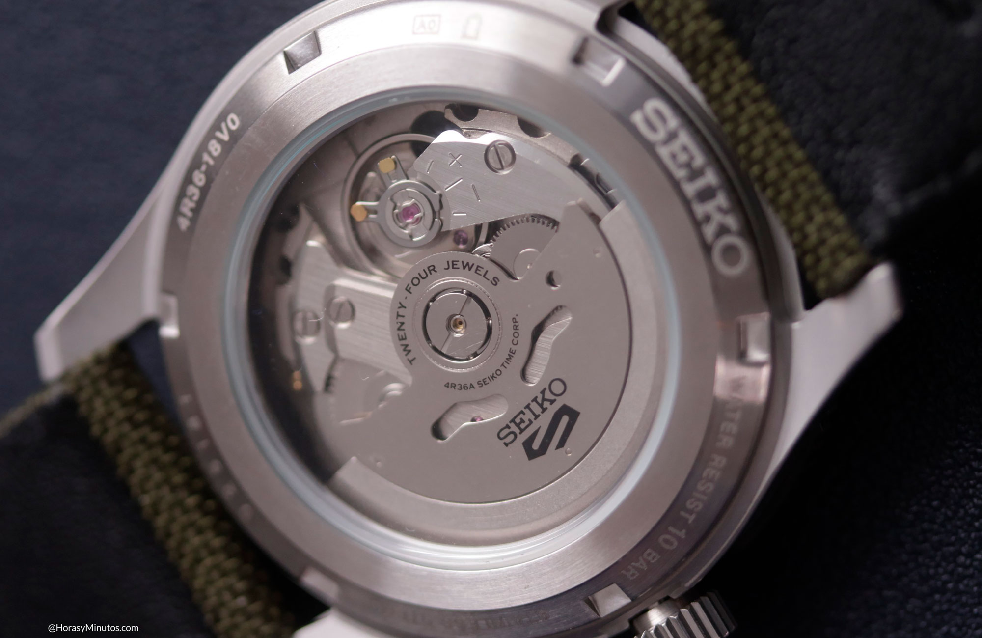 Calibre 4R36 del Seiko 5 Sports Field Series Brújula