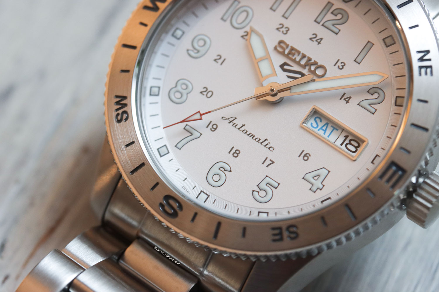 Detalle de la esfera del Seiko 5 Sports Field Series Brújula HDB007