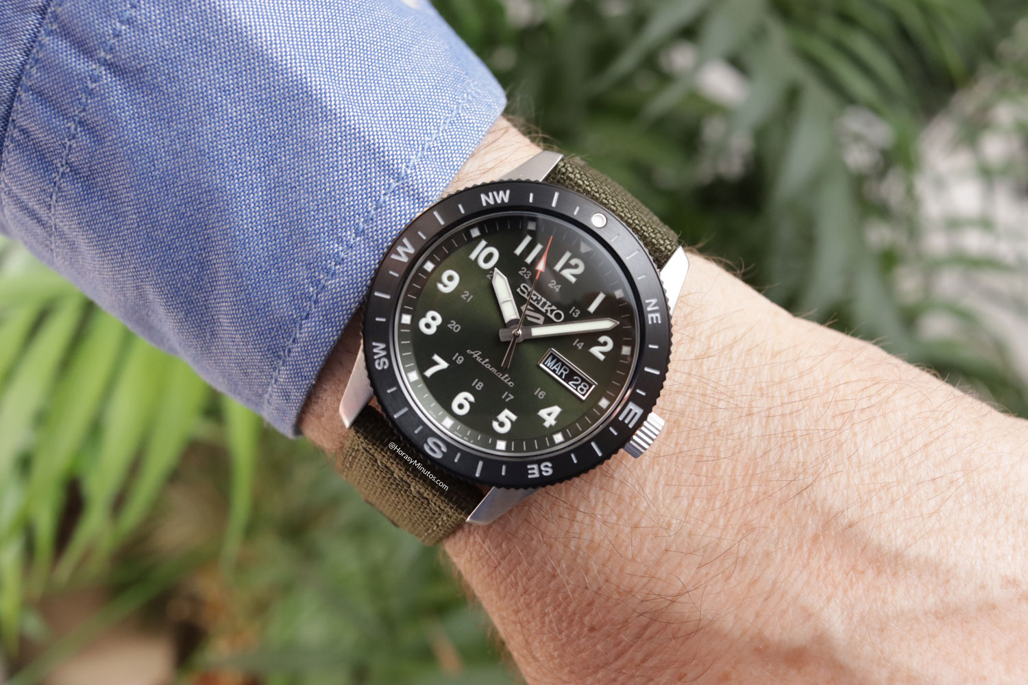 El Seiko 5 Sports Field Series Brújula HDB008, atado
