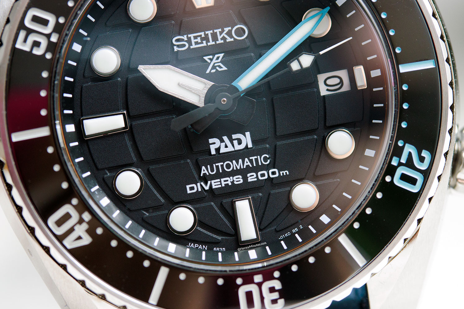 Logo de PADI en el Seiko Sumo Prospex Diver PADI Edition SPB325J1