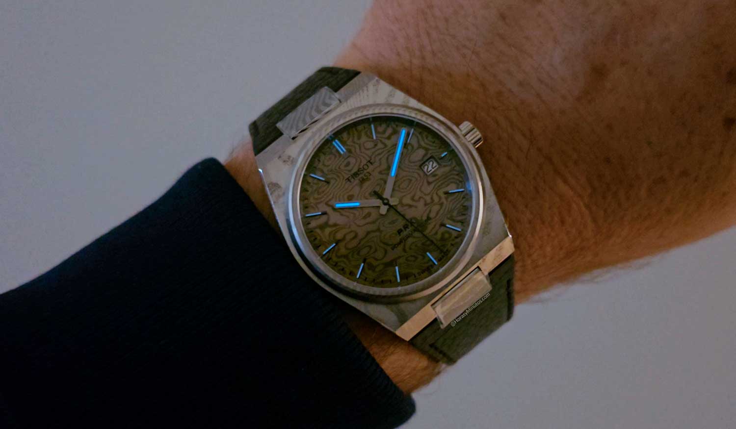 Tratamiento con Super-LumiNova del Tissot PRX 38 mm acero damasco