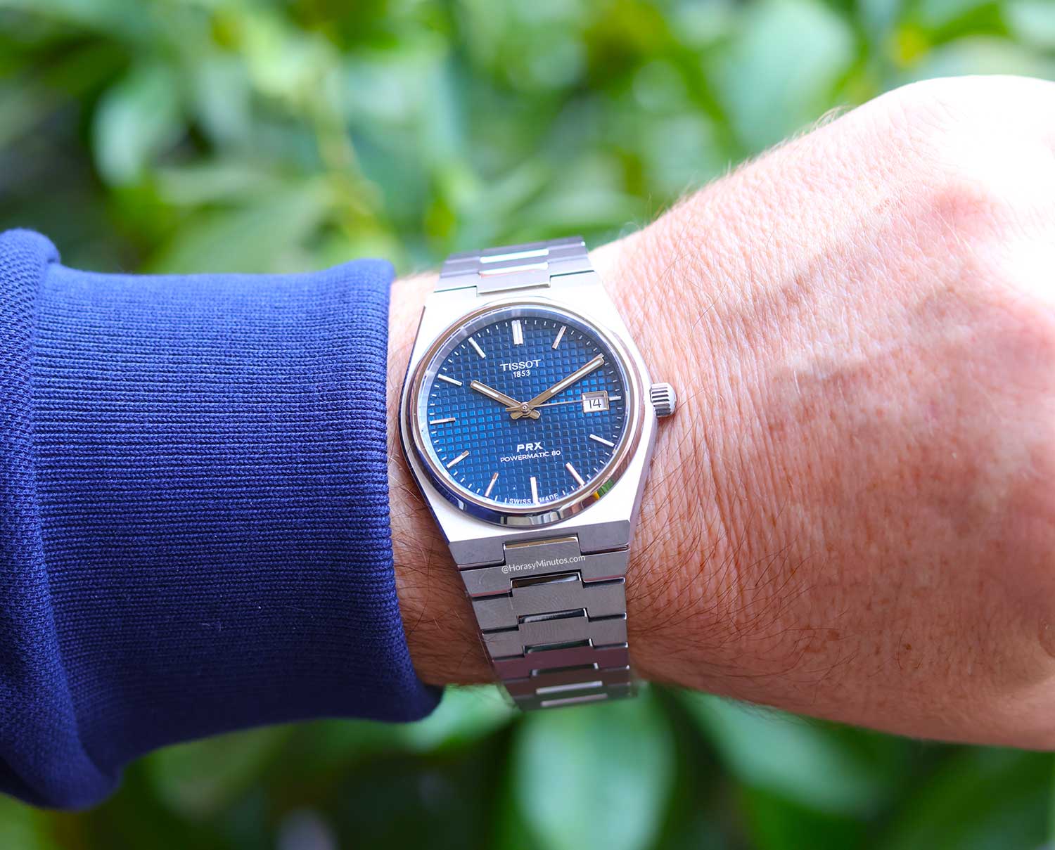 El Tissot PRX 38 mm en titanio con esfera azul, puesto