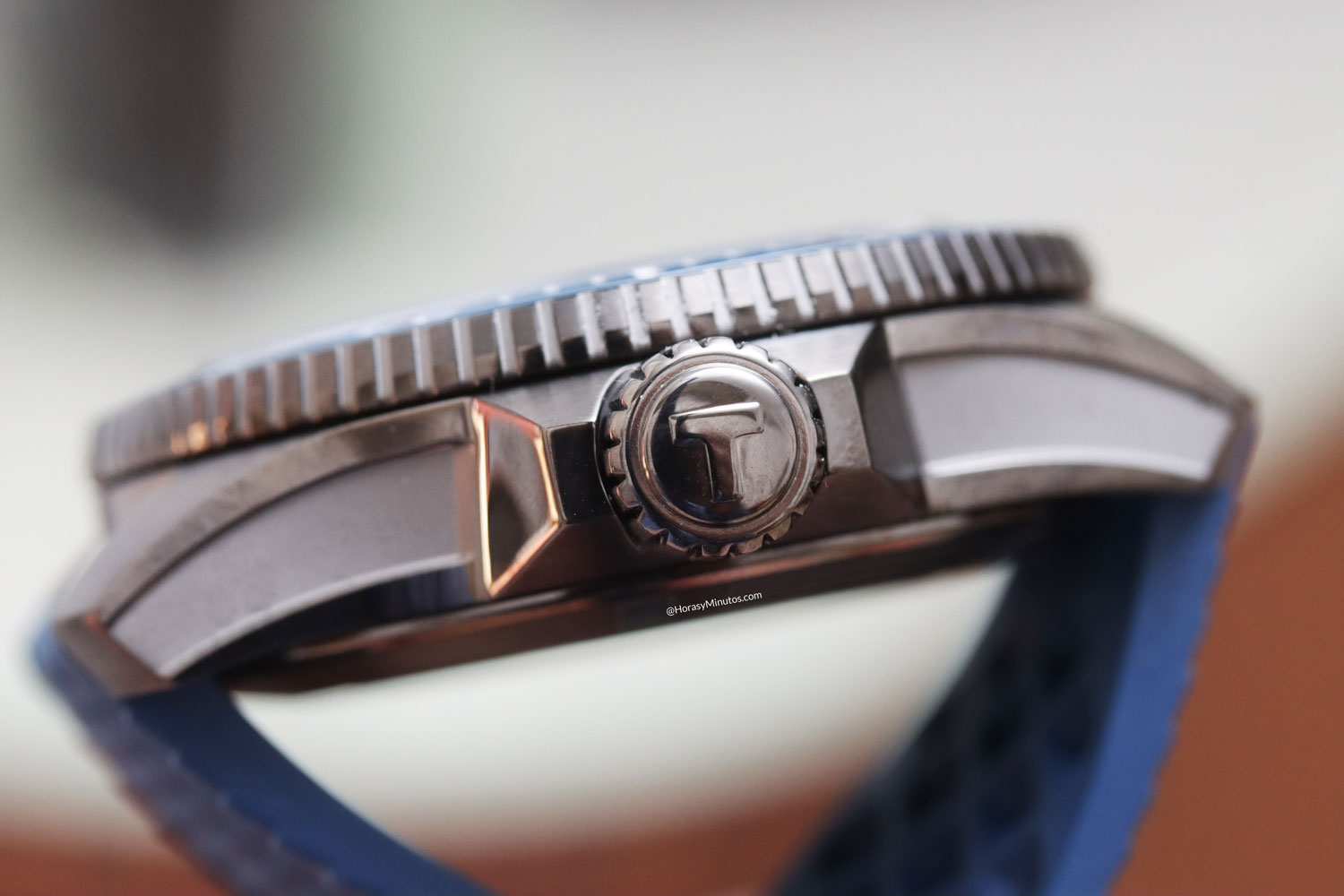 Corona del Tissot Seastar 2000 Professional