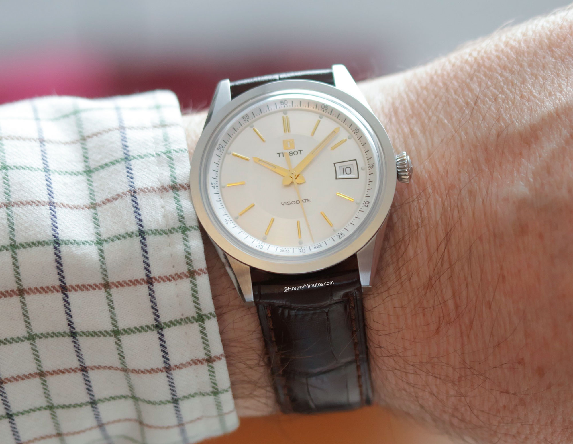 Tissot Visodate 2026 esfera plateada en la muñeca