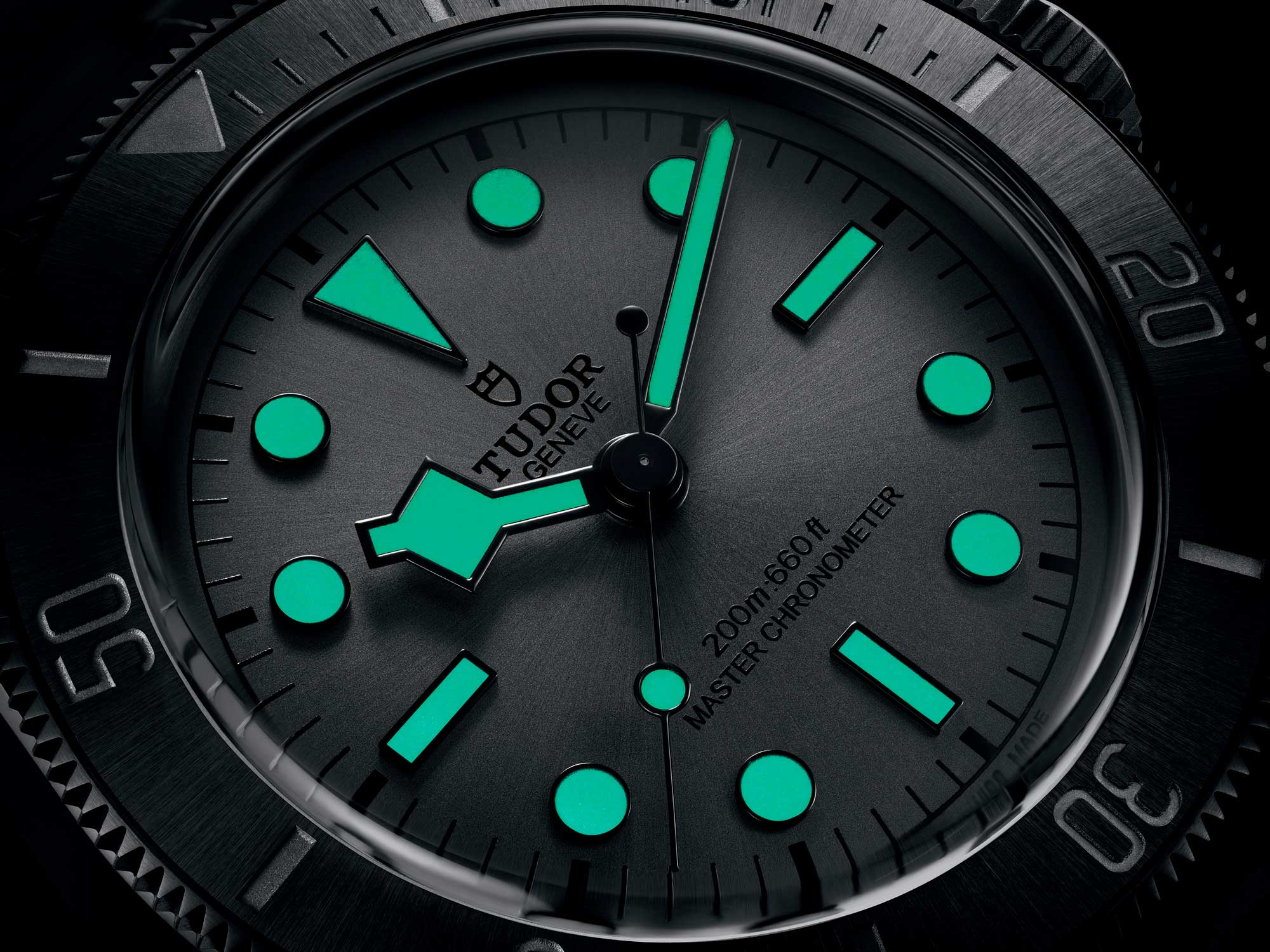 Tratamiento con Super-LumiNova del Tudor Black Bay Cerámica