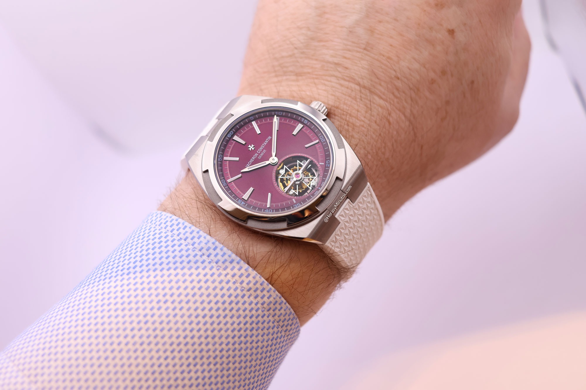 Vacheron Onstantin Overseas Tourbillon Deep Red con correa de caucho blanca