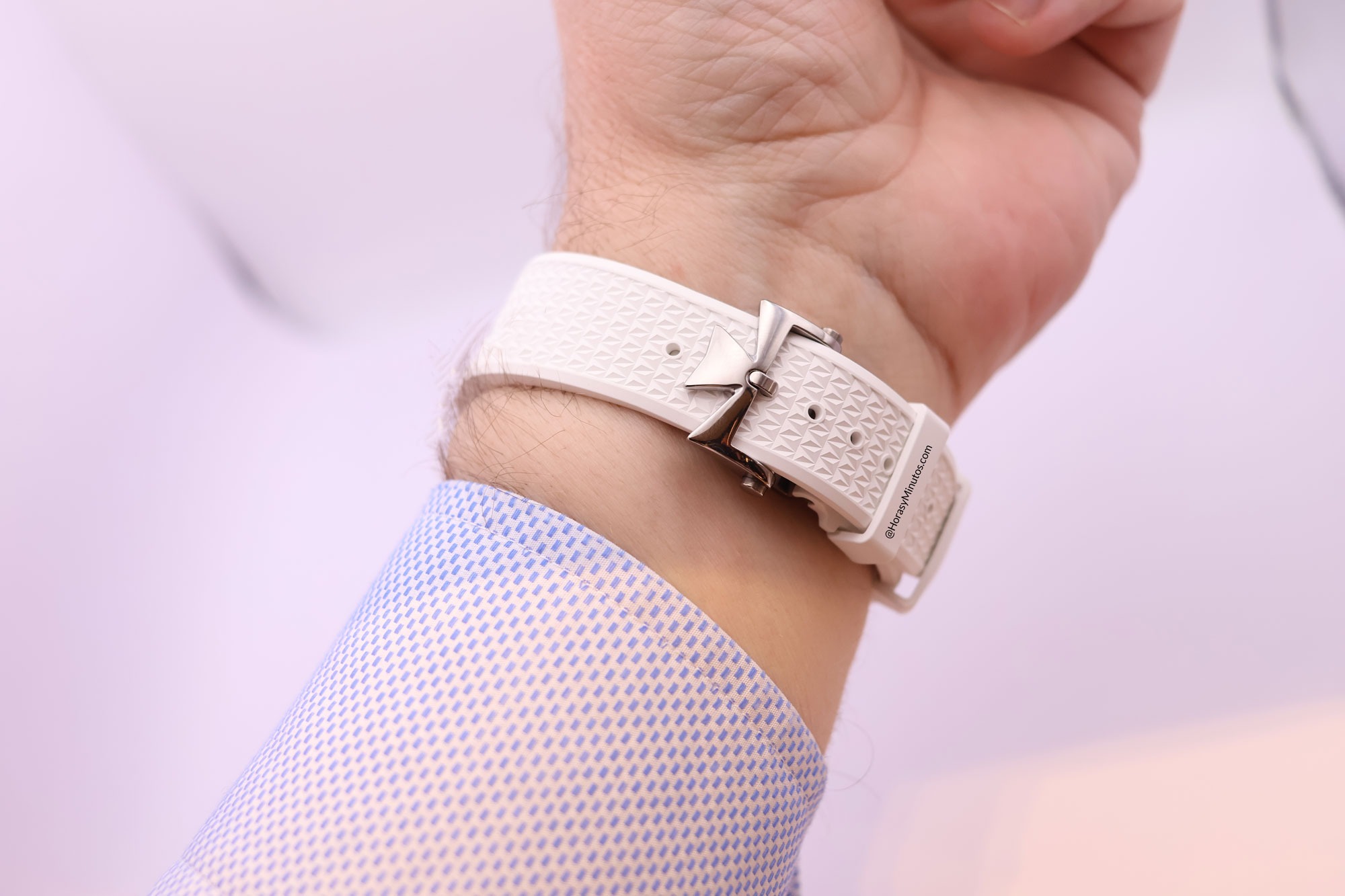 Cierre de titanio del Vacheron Onstantin Overseas Tourbillon Deep Red