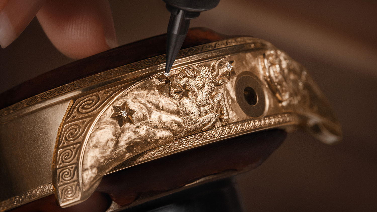 Detalle del grabado de la caja del Vacheron Constantin Les Cabinotiers Armillary Tourbillon "Myth of the Pleiades"