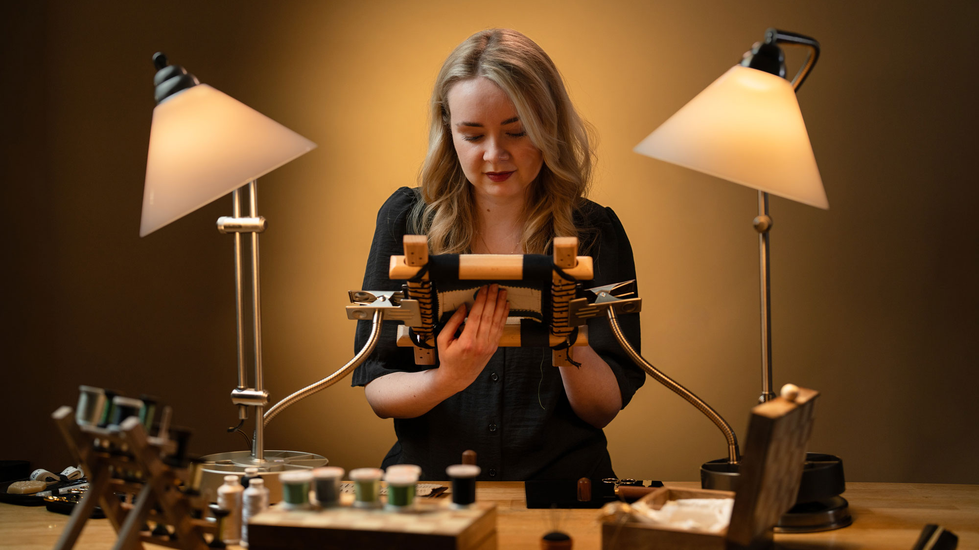 Laura Baverstock, creadora del Vacheron Constantin Métiers d’Art Tribute to the Animal Kingdom Tigerbroidery