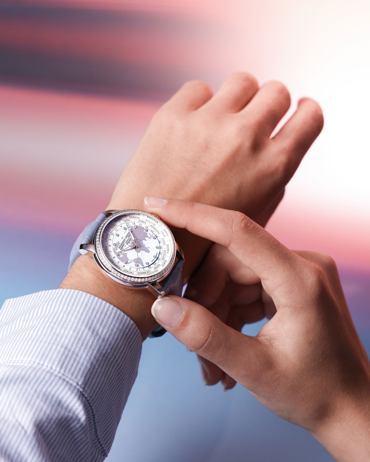 Frederique Constant Classic Worldtimer Manufacture engastado, puesto